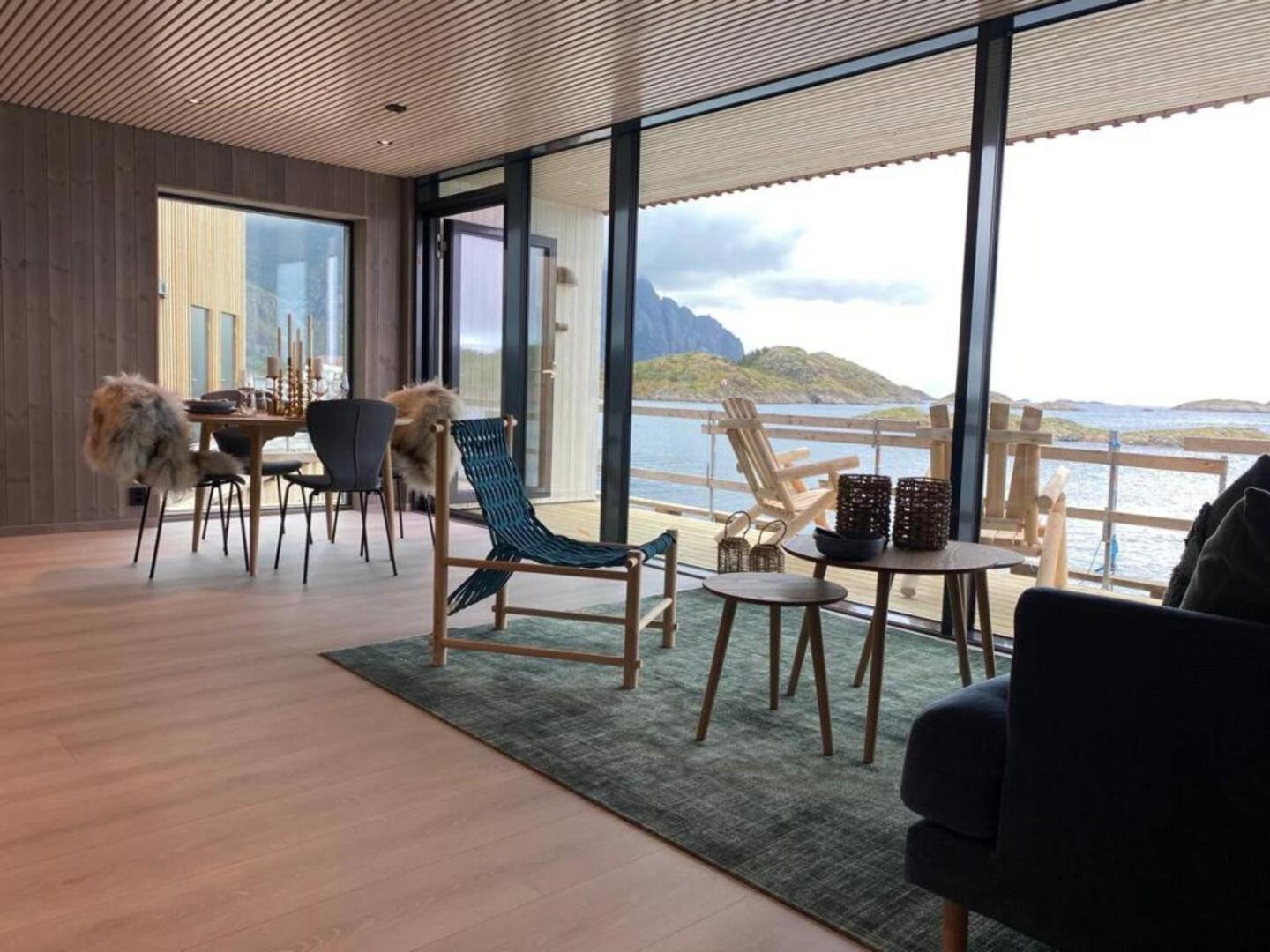 Waterfront Apartment With Panoramic Sea View Henningsvær Buitenkant foto