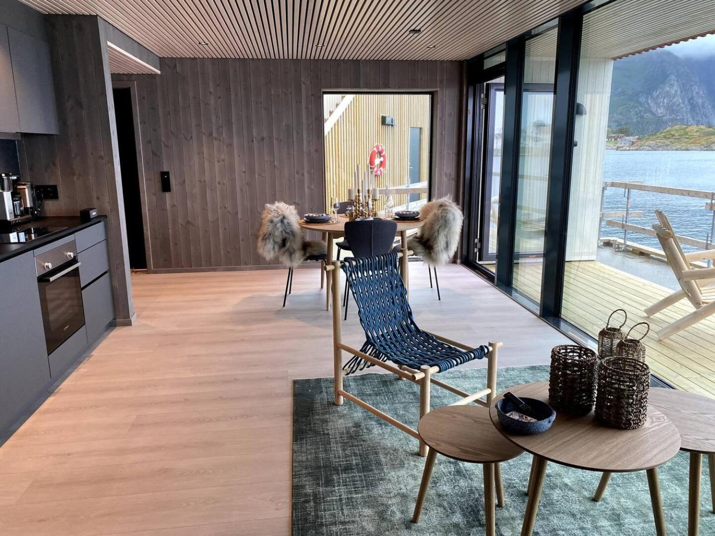 Waterfront Apartment With Panoramic Sea View Henningsvær Buitenkant foto